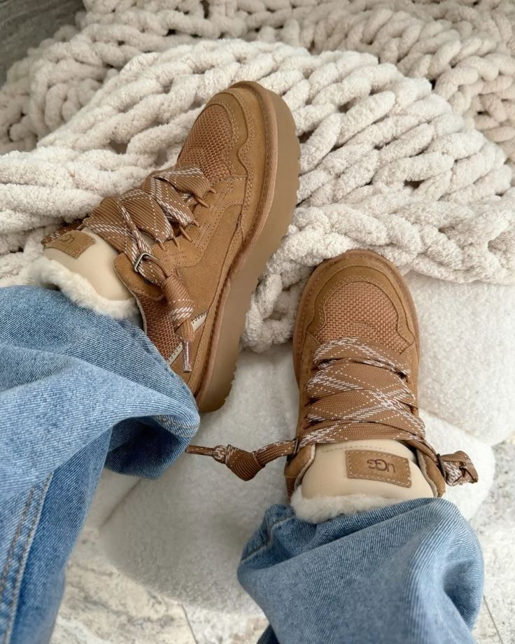 UGG Lowmel Chestnut